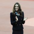 Kate Middleton, tout sourire au moment de remettre la médaille d'or au Britannique Aled Davies, nouveau champion olympique du lancer du disque le 2 septembre 2012 lors des Jeux paralympiques de Londres