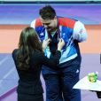 La duchesse de Cambridge, Kate Middleton, remet la médaille d'or au Britannique Aled Davies, nouveau champion olympique du lancer du disque le 2 septembre 2012 lors des Jeux paralympiques de Londres