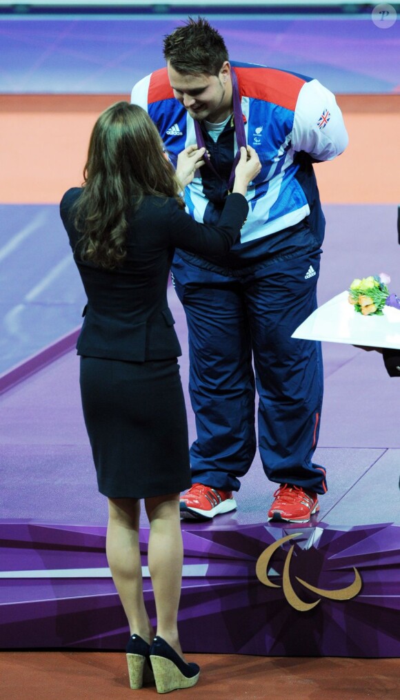 La duchesse de Cambridge, Kate Middleton, remet la médaille d'or au Britannique Aled Davies, nouveau champion olympique du lancer du disque le 2 septembre 2012 lors des Jeux paralympiques de Londres
