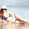 Phoebe Price pose sur une plage de Malibu, en marge du Carnaval de la ville. Septembre 2012