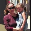 Jennifer Garner et sa fille Seraphina dans les bras à Los Angeles, le 4 août 2012