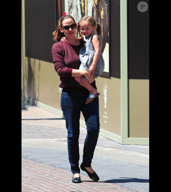 Jennifer Garner et sa fille Seraphina dans les bras à Los Angeles, le 4 août 2012