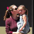 Jennifer Garner et sa fille Seraphina se font un bisou à Los Angeles, le 4 août 2012