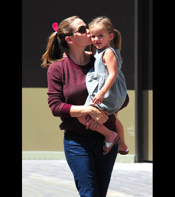 Jennifer Garner et sa fille Seraphina se font un bisou à Los Angeles, le 4 août 2012