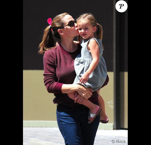 Jennifer Garner et sa fille Seraphina se font un bisou à Los Angeles, le 4 août 2012