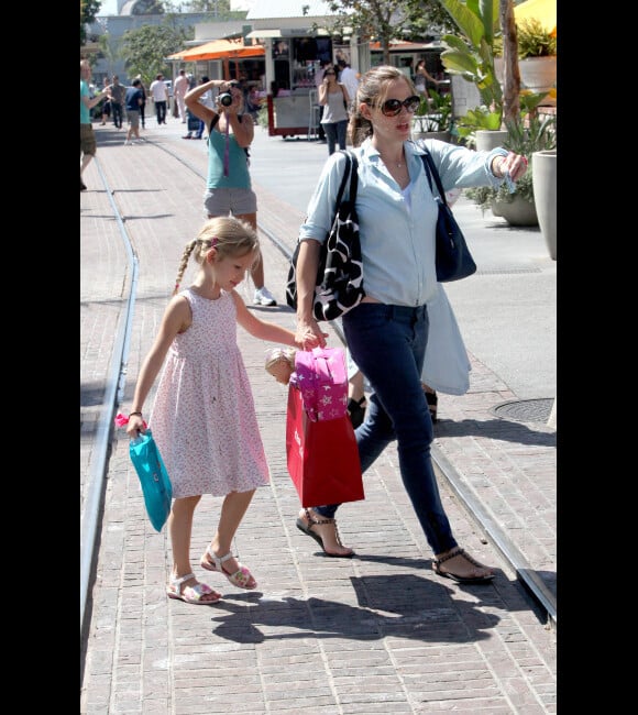 Jennifer Garner et Violet font du shopping à Los Angeles, le 29 août 2012