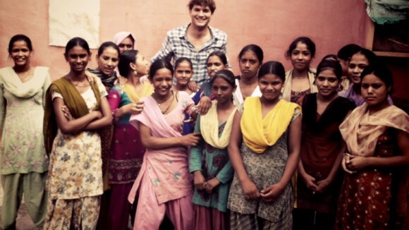 Ashton Kutcher : Une rencontre émouvante en Inde et un petit tour à l'hôpital