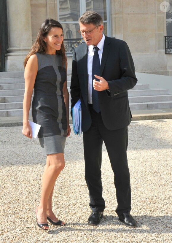 La ministre de la culture et de la communication Aurélie Filippetti quitte le Palais de l'Élysée à l'issue du Conseil des Ministres en compagnie de Vincent Peillon, ministre de l'éducation. Paris, le 5 septembre 2012.