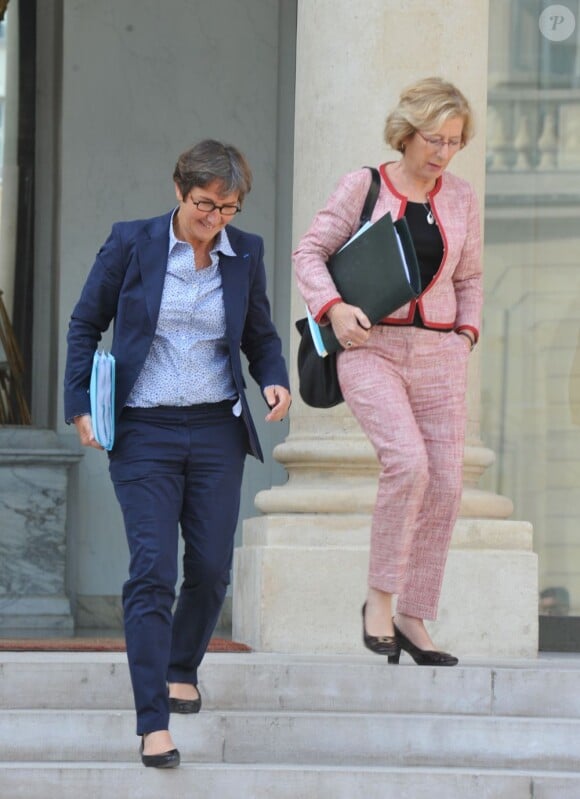Les ministres Valérie Fourneyron et Geneviève Fioraso quittent le Palais de l'Élysée à l'issue du Conseil des Ministres. Paris, le 5 septembre 2012.