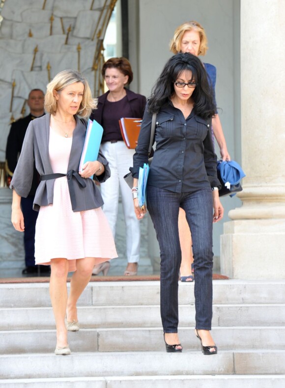 Les ministres déléguées Hélène Conway-Mouret et Yamina Benguigui quittent le Palais de l'Élysée à l'issue du Conseil des Ministres hebdomadaire. Paris, le 5 septembre 2012.