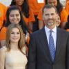 Letizia et Felipe d'Espagne prennent la pose avec les gagnants d'un grand concours de scénario, au Congrès ibéro-américain pour les Langues dans l'Éducation et la Culture à Salamanque, le 5 septembre 2012.