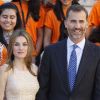 Letizia et Felipe d'Espagne prennent la pose avec les gagnants d'un grand concours de scénario, au Congrès ibéro-américain pour les Langues dans l'Éducation et la Culture à Salamanque, le 5 septembre 2012.