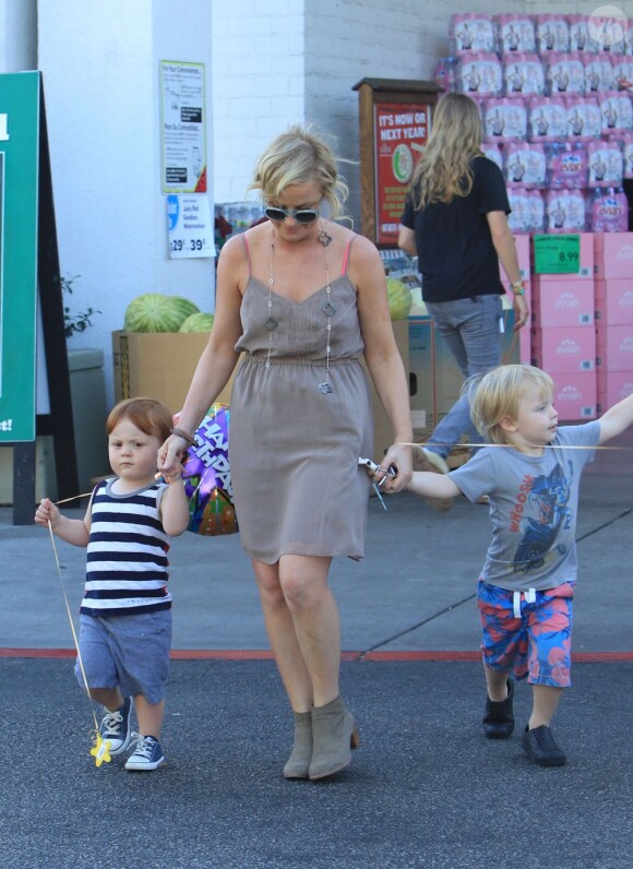 Amy Poehler avec ses fils Abel et Archie à Beverly Hills le 1er septembre 2012