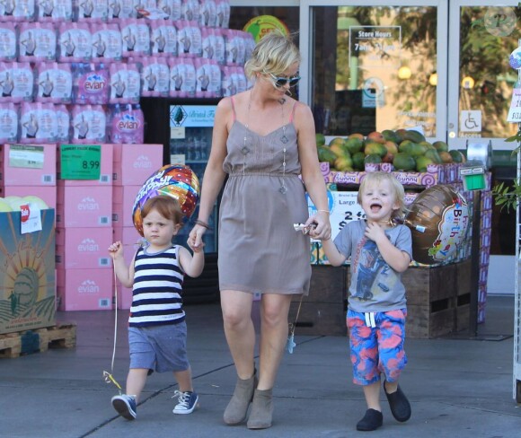 Amy Poehler avec ses fils Abel et Archie à Beverly Hills le 1er septembre 2012