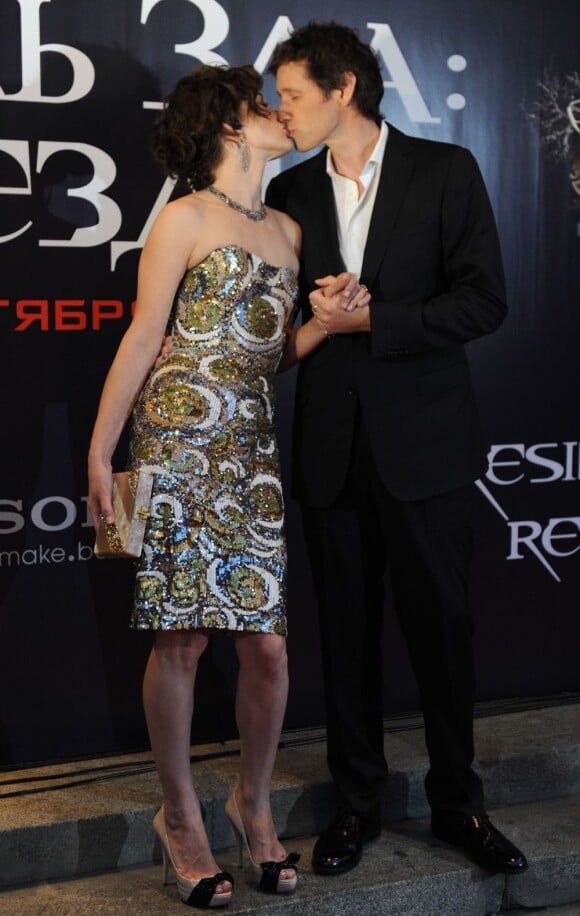 Milla Jovovich et son mari réalisateur Paul Anderson s'embrassent à l'avant-première de Resident Evil : Retribution à Moscou, le 6 septembre 2012.