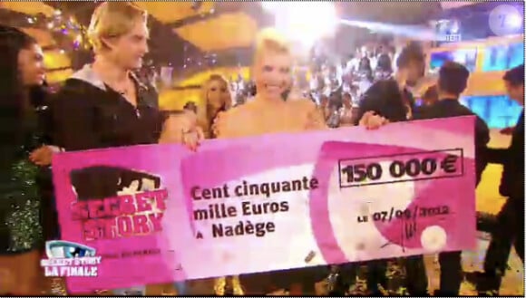 Nadège grande gagnante de la finale Secret Story 6 avec son chèque, vendredi 7 septembre 2012 sur TF1