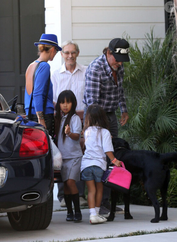 Johnny Hallyday rentre à la maison le 7 septembre avec sa femme Laeticia et leurs filles Jade et Joy, à Pacific Palisades, Los Angeles