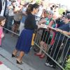 Salma Hayek signe des autographes en présence de sa fille Valentina à Deauville le 7 septembre 2012
