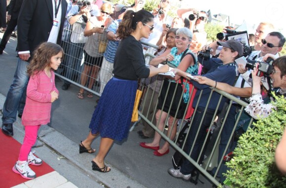 Salma Hayek signe des autographes en présence de sa fille Valentina à Deauville le 7 septembre 2012