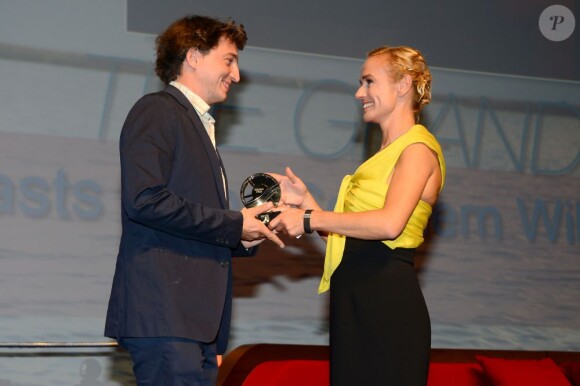 Benh Zeitlin, réalisateur des Bêtes du sud sauvage, reçoit le Grand Prix des mains de la présidente du jury Sandrine Bonnaire lors du Festival de Deauville le 8 septembre 2012