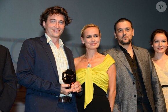 Benh Zeitlin et son grand prix aux côtés de la présidente du jury Sandrine Bonnaire lors du Festival de Deauville le 8 septembre 2012