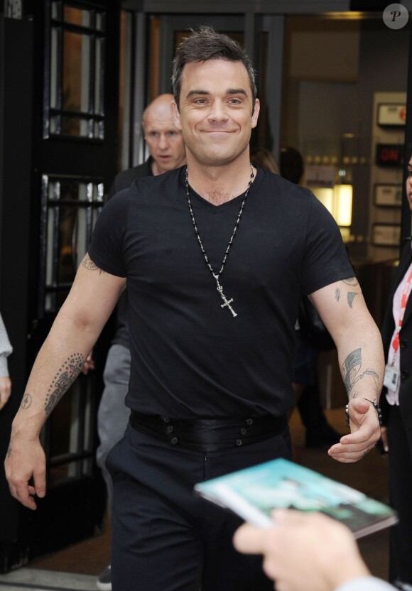 Robbie Williams à la sortie des studios de Radio One à Londres, le 10 septembre 2012.