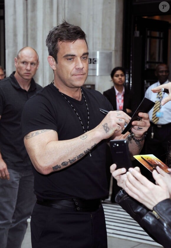 Robbie Williams à la sortie des studios de Radio One à Londres, le 10 septembre 2012.