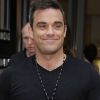 Un souriant Robbie Williams à la sortie des studios de Radio One à Londres, le 10 septembre 2012.