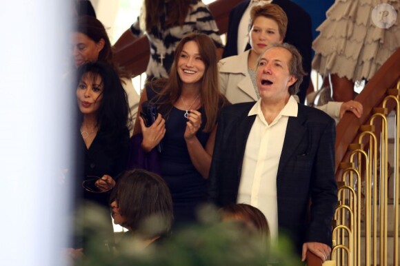 Carla Bruni-Sarkozy et Léa Seydoux au mariage de son amie Farida Khelfa et Henri Seydoux, à la mairie du 17arrondissement de Paris, le 1er septembre 2012.