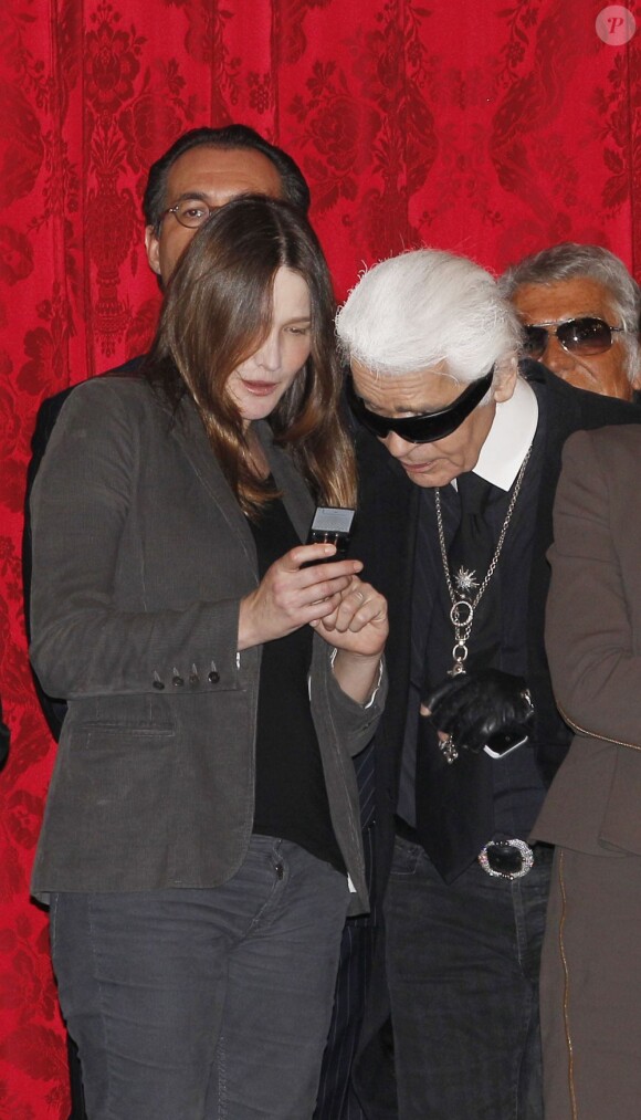Carla Bruni et Karl Lagerfeld complices à l'Élysée où le président a décoré onze personnalités du monde des arts et du spectacle, le 14 mars 2012.