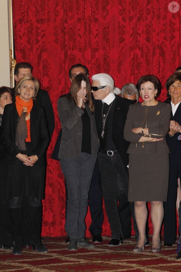 Carla Bruni et Karl Lagerfeld complices à l'Élysée où le président a décoré onze personnalités du monde des arts et du spectacle, le 14 mars 2012.