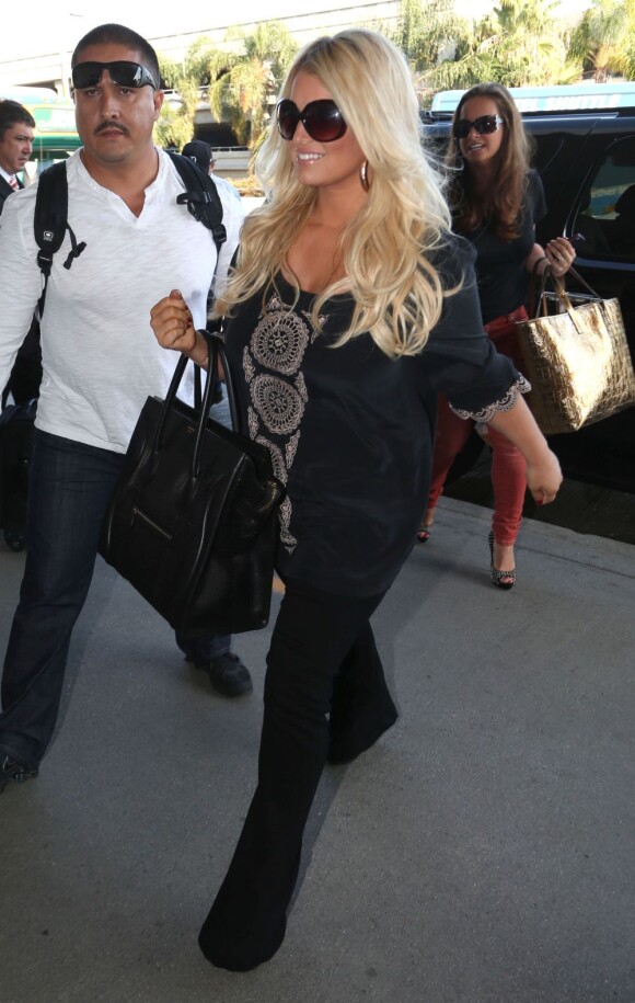JESSICA SIMPSON, SON FIANCE ERIC JOHNSON ET LEUR FILLE MAXWELL A L'AEROPORT DE LOS ANGELES, LE 9 SEPTEMBRE 2012. ILS VONT PRENDRE UN VOL A DESTINATION DE NEW YORK.  Jessica Simpson, her fiance Eric Johnson and their daughter Maxwell departing on a flight at LAX airport in Los Angeles, California on September 9, 2012.09/09/2012 - LOS ANGELES