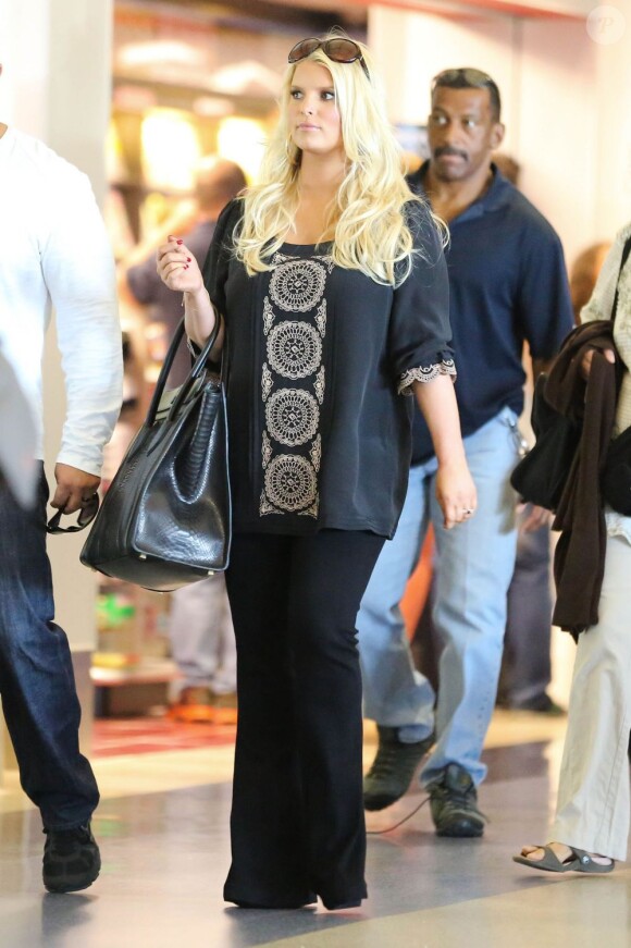 Jessica Simpson tout de noir vêtue, s'apprête à prendre un vol pour New York. Los Angeles, le 9 septembre 2012.