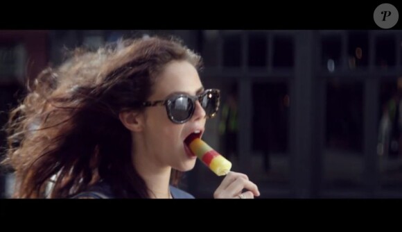 Kaya Scodelario dans le clip Candy, extrait de l'album Take The Crown attendu le 5 novembre 2012.