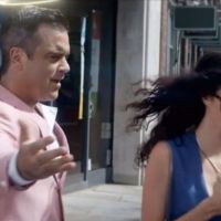 Candy, le clip : Robbie Williams en ange bagarreur pour la sexy Kaya Scodelario