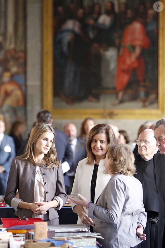Letizia d'Espagne visite l'exposition du 25e anniversaire des écoles de formation et des ateliers pour l'emploi proposés par le Conseil d'administration du Patrimoine national, à Madrid, le 11 septembre 2012