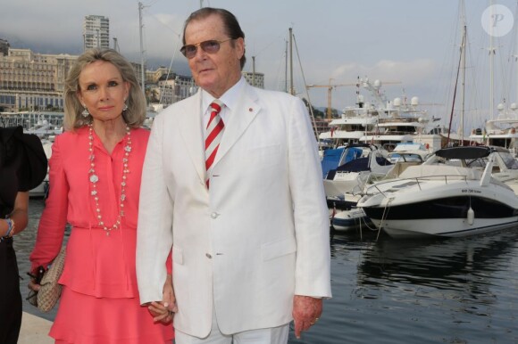 Roger Moore et sa quatrième femme, Cristina Tholstrup, en juin 2012 à Monte Carlo.