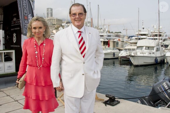 Roger Moore et  Cristina Tholstrup, sa quatrième femme, en juin 2012 à Monte Carlo.