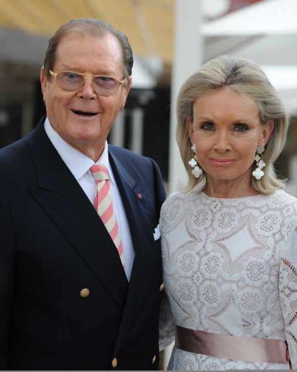 Roger Moore et sa quatrième épouse, Cristina Tholstrup, en juillet 2012.
