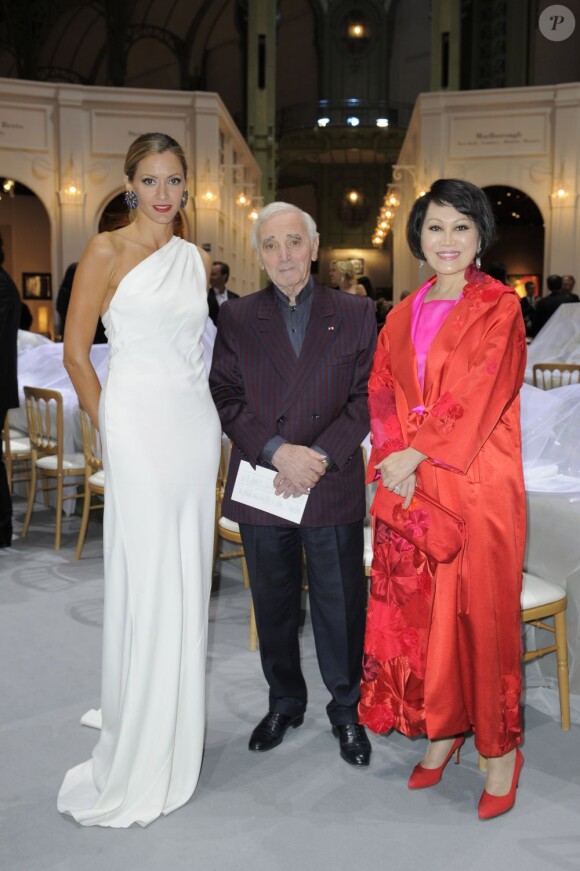 Charles Aznavour lors de l'inauguration de la 26e Biennale des antiquaires au Grand Palais à Paris le 12 septembre 2012