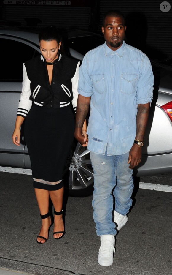Kim Kardashian et Kanye West, deux amoureux main dans la main à New York. Le 12 septembre 2012.