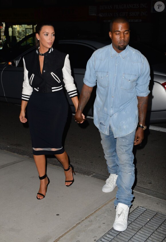 Kim Kardashian et Kanye West, deux amoureux main dans la main à New York. Le 12 septembre 2012.