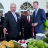 La duchesse de Cambridge et son époux le prince William ont eu le droit à un énorme buffet de fruits tropicaux lors de leur déjeuner avec le premier ministre lors de leur premier jour en Malaisie le 13 septembre 2012