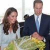 Catherine, duchesse de Cambridge a reçu un beau bouquet de fleurs d'une petite fille lors de son arrivée en Malaisie en compagnie du prince William le 13 septembre 2012 en Malaisie à Kuala Lumpur