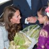 Catherine, duchesse de Cambridge a reçu un beau bouquet de fleurs d'une petite fille lors de son arrivée en Malaisie en compagnie du prince William le 13 septembre 2012 en Malaisie à Kuala Lumpur