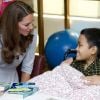 Kate Middleton et le prince William se sont rendus au chevet d'enfants malades dans un établissement de soins palliatifs géré par l'organisation Hospis Malaysia où la duchesse a prononcé un discours avant de dessiner pour un jeune adolescent atteint d'une leucémie, à Kuala Lumpur le 13 septembre 2012