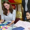 Kate Middleton et le prince William se sont rendus au chevet d'enfants malades dans un établissement de soins palliatifs géré par l'organisation Hospis Malaysia où la duchesse a prononcé un discours avant de dessiner pour un jeune adolescent atteint d'une leucémie, à Kuala Lumpur le 13 septembre 2012