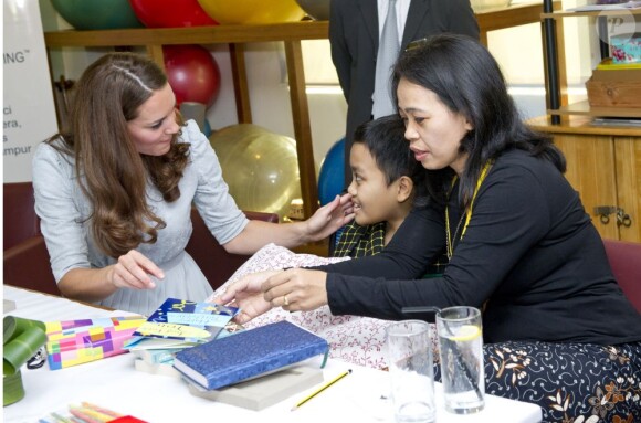 Kate Middleton a signé la carte d'anniversaire d'un jeune garçon atteint d'une leucémie avant de dessiner pour lui sur une plaque d'argile à Kuala Lumpur le 13 septembre 2012