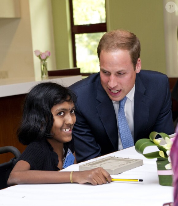 Kate Middleton et le prince William se sont rendus au chevet d'enfants malades dans un établissement de soins palliatifs géré par l'organisation Hospis Malaysia où la duchesse a prononcé un discours avant de dessiner pour un jeune adolescent atteint d'une leucémie, à Kuala Lumpur le 13 septembre 2012