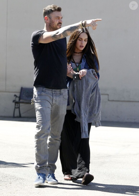 Exclusif - Megan Fox, enceinte, quitte le restaurant Casa Vega accroché au bras de Brian Austin Green. Sherman Oaks, le 13 septembre 2012.
